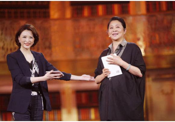 李梓萌口误抢康辉台词视频,央视新闻康辉说李梓萌