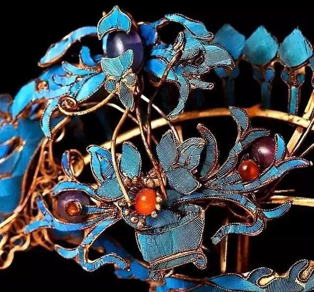 一顶凤冠需要多少翠鸟,一顶凤冠述说一段历史