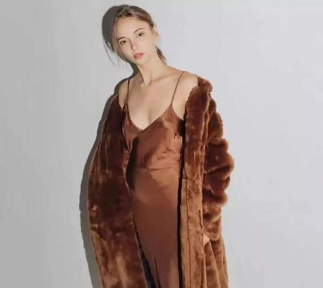 驼色大衣配色法则教你穿出高级感,暖驼色搭驼色大衣好看吗