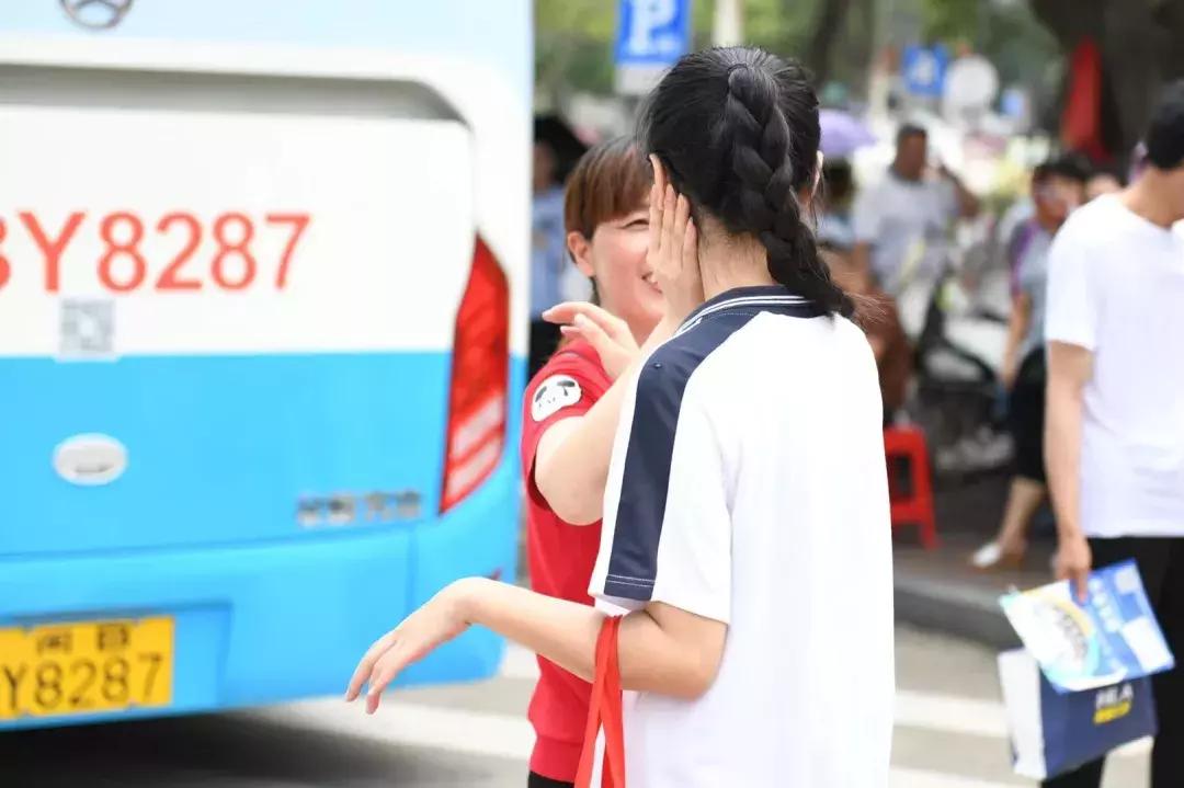 考完啦！莆田考场外上演“00”后深情告白！这些场景都太美~~