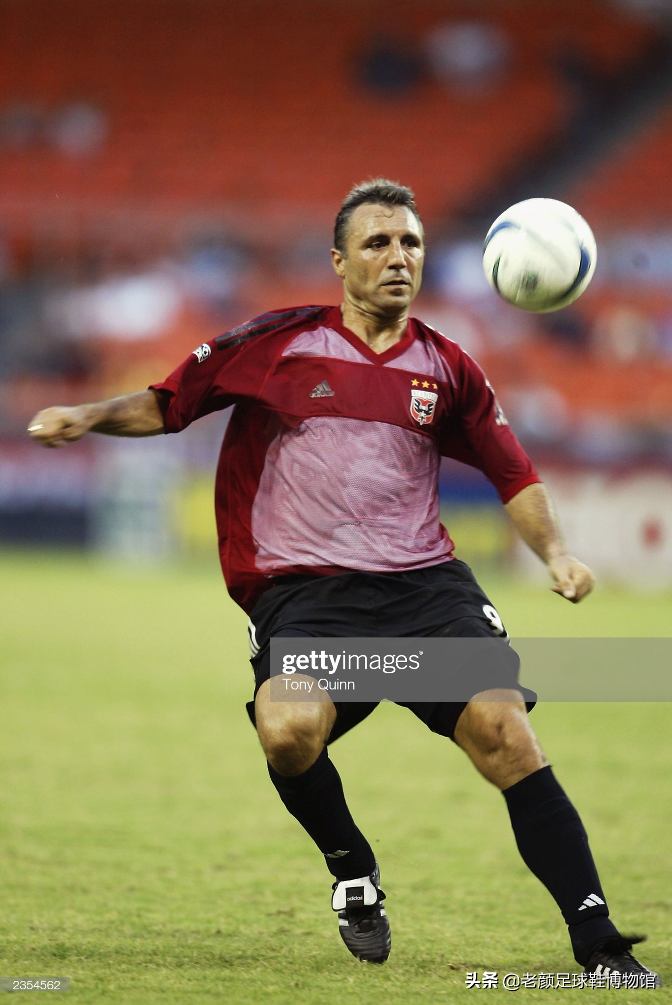 被终身禁赛的共产主义球王，最痛恨皇马的巴萨巨星曾经当过炊事员