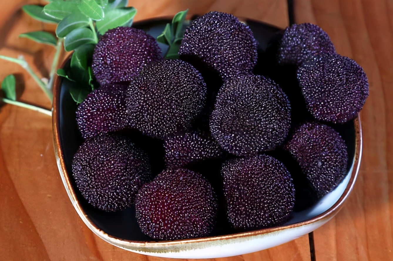 洗杨梅,用清水或者用盐水都不对,学会正确处理方法,干净放心吃