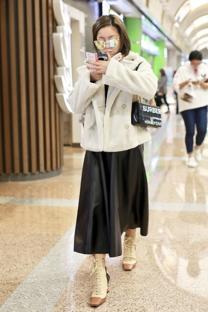 王菊学聪明了！穿阔腿皮裤藏起“大象腿”，却故意勒出了“A4腰”