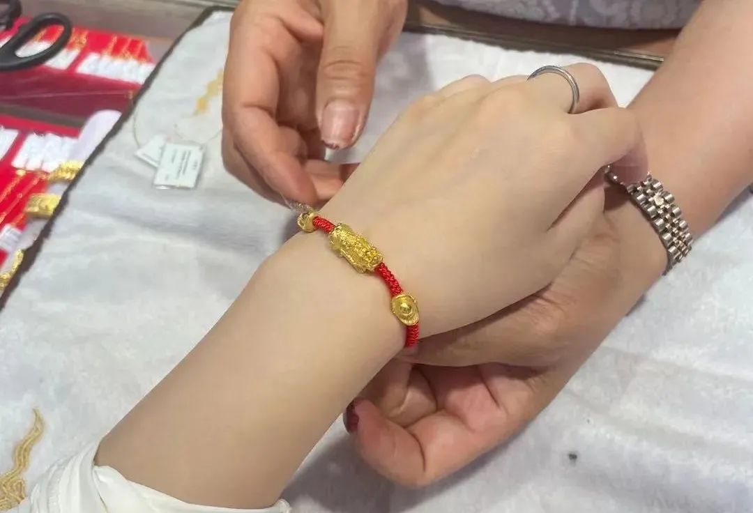 那些对黄金上头的年轻人，像极了几年前的中国大妈