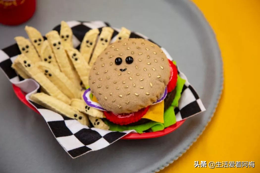 她开了间超市，卖的东西却全是假的，9000件商品，竟被一抢而空