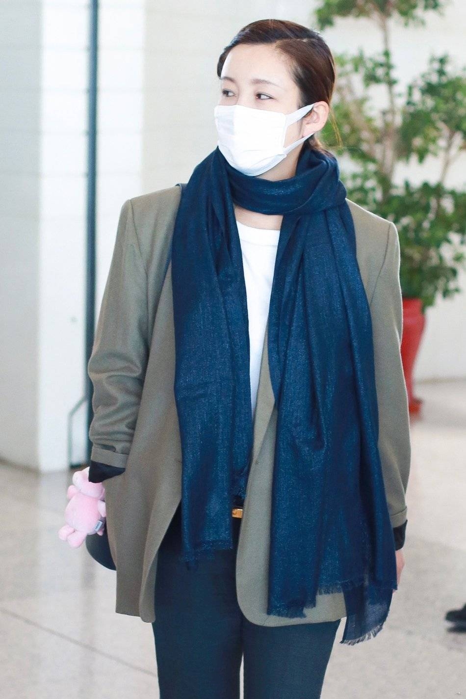 秦海璐胡先煦小辫子,41岁秦海璐现身机场