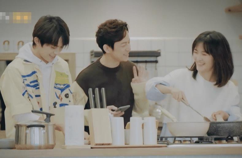 朋友请听好易烊千玺何炅谢娜读信,范丞丞何炅谢娜易烊千玺憋笑综艺