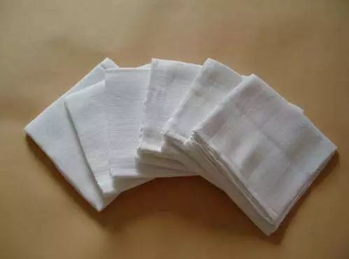 红屁股用尿布好还是纸尿裤好点,纸尿裤红屁股和过敏的区别