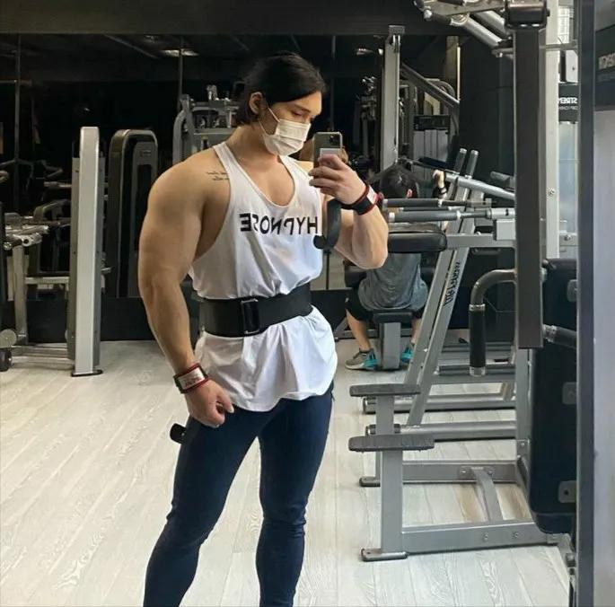 韩国白发肌肉小哥,韩国肌肉小哥染发