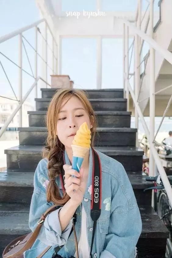 楼梯背景怎么拍照姿势好看,在废弃楼梯怎么复古拍照