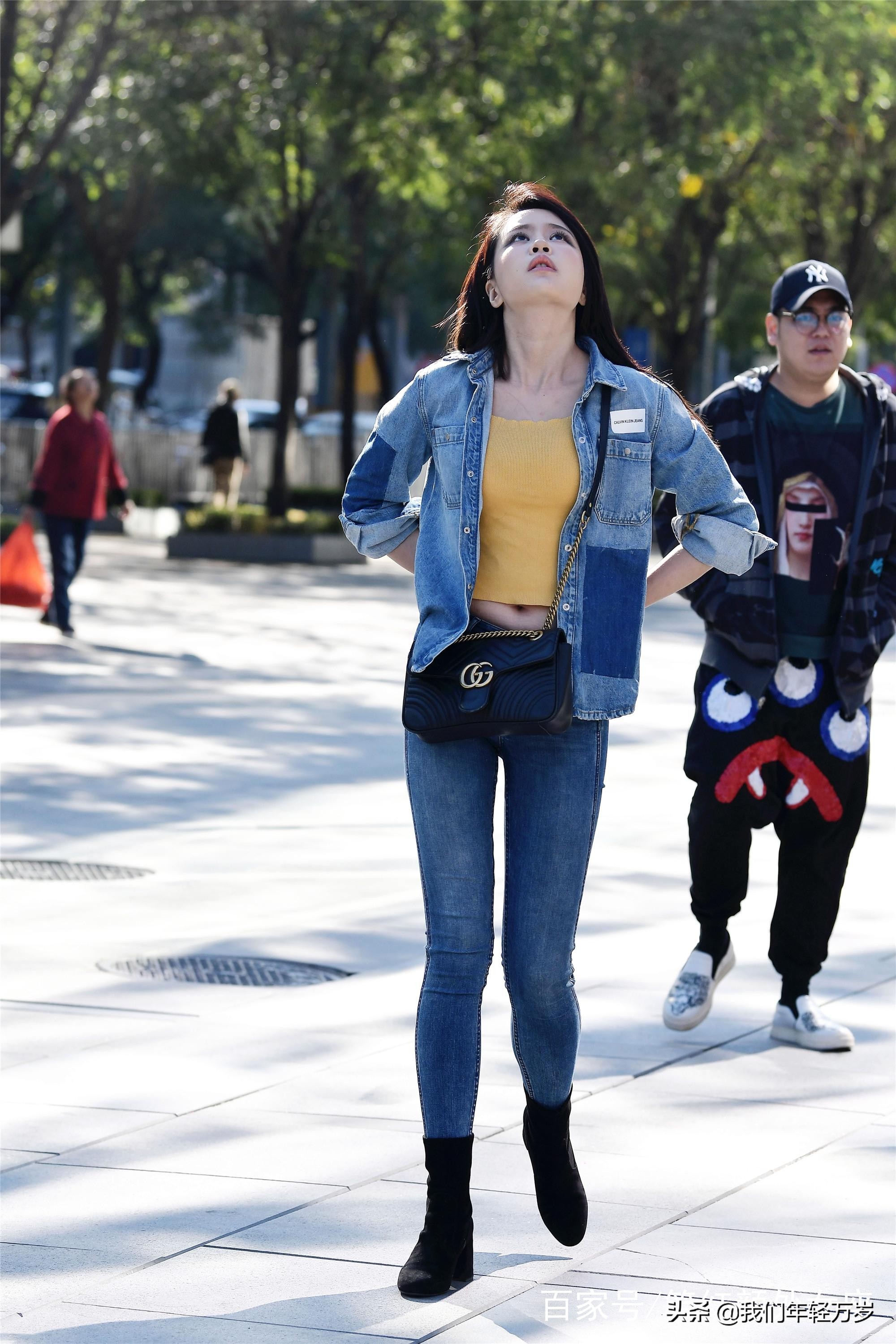 又美又飒又霸气青年女孩牛仔外套,街拍牛仔风格又飒又酷