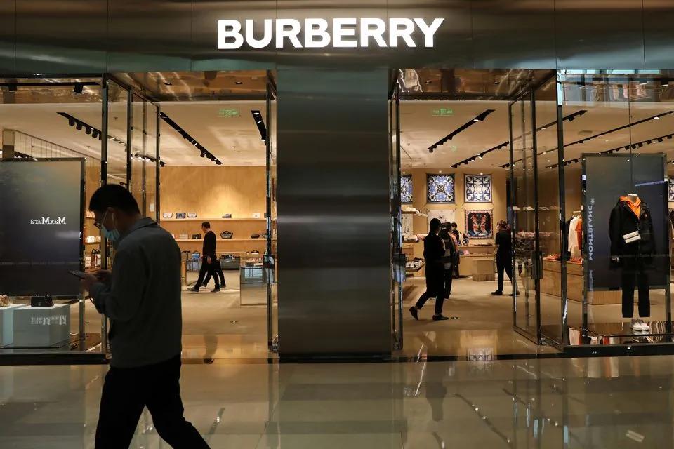 爱马仕北京SKP店被指配货不给包遭消费者抗议；斯沃琪扭亏为盈