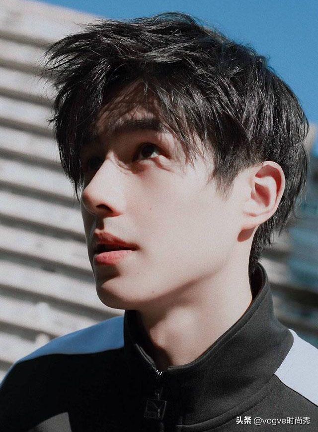 脸型小30-40岁男士发型稳重,2020年男士流行发型脸型大的