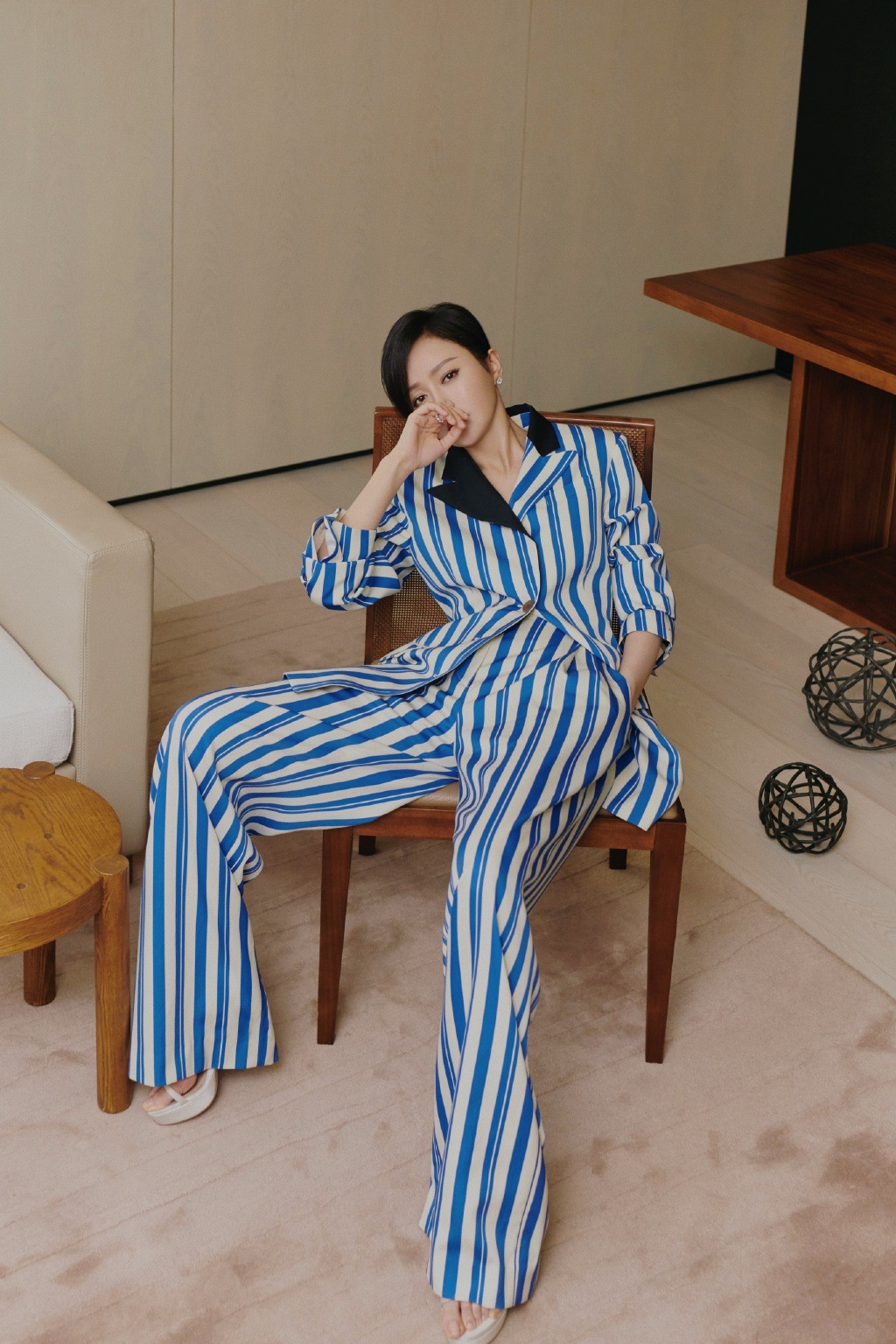 秦岚的状态真好穿圆领长裙走红毯,秦岚凸显迷人的穿搭