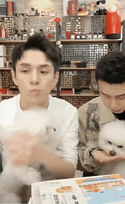 吴昕现身薇娅直播间，蛋黄酥吃的津津有味，上架3分钟狂卖6400枚