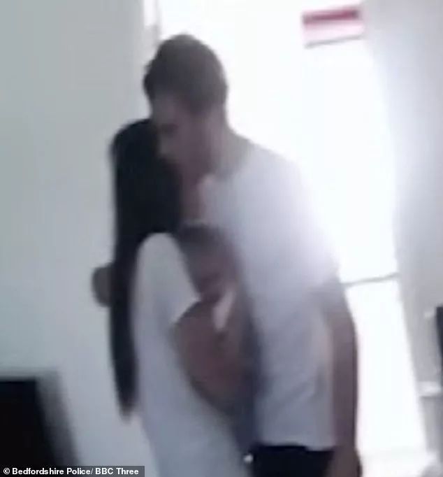 22岁女孩遭教练虐待,足球队员被教练虐待