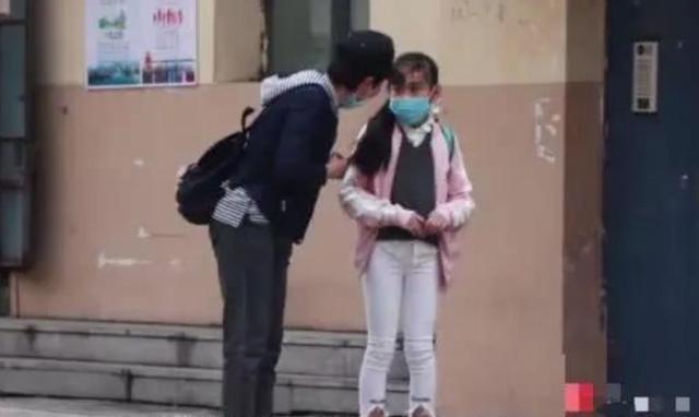 女孩白裤子变红幸得陌生人帮助，初潮，妈妈的两件事三句话很重要