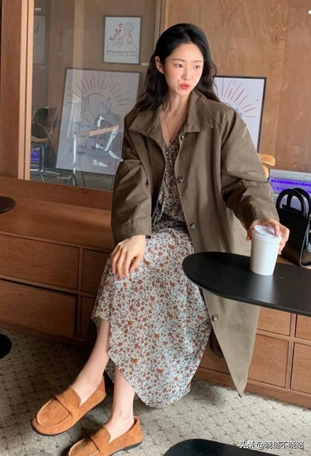 碎花裙怎么穿才不显老气,今年流行碎花裙怎么穿最好看