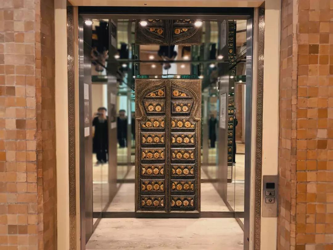 在摩洛哥皇宫，穿拖鞋看秀，是什么体验？