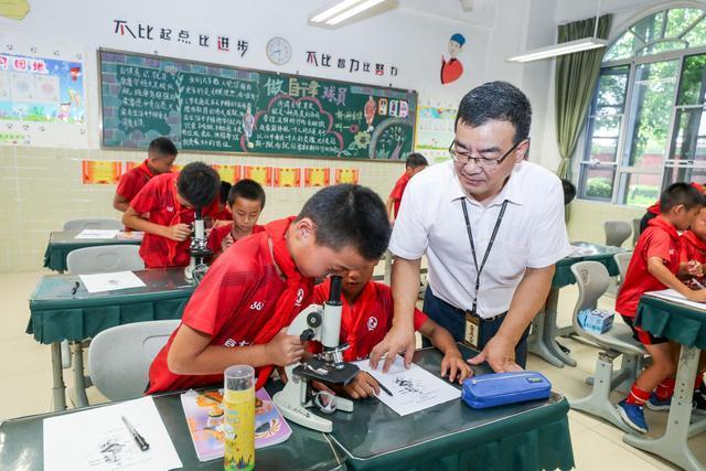 恒大足校文化教育,恒大足校与根宝足校