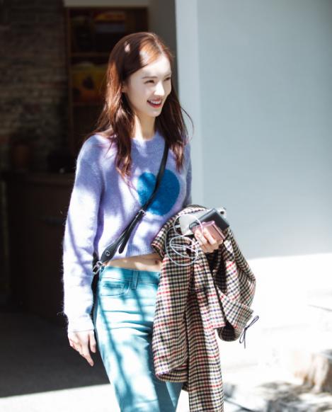 外套搭配什么毛衣好看,黑色国风外套搭配杨幂穿搭