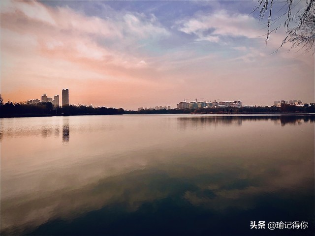 贵州大叔看见别人给娇妻要微信，他是这样处理的