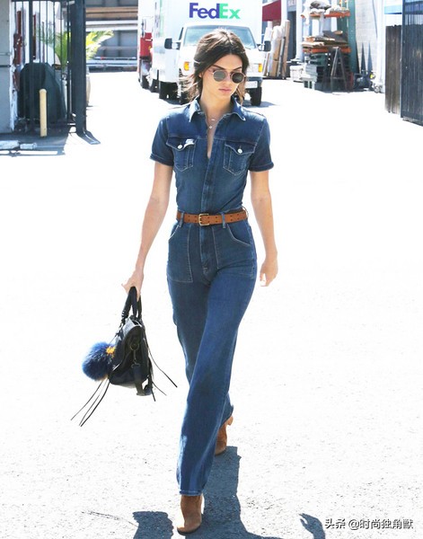 gigihadid最新走秀造型 (gigihadid复出走秀)