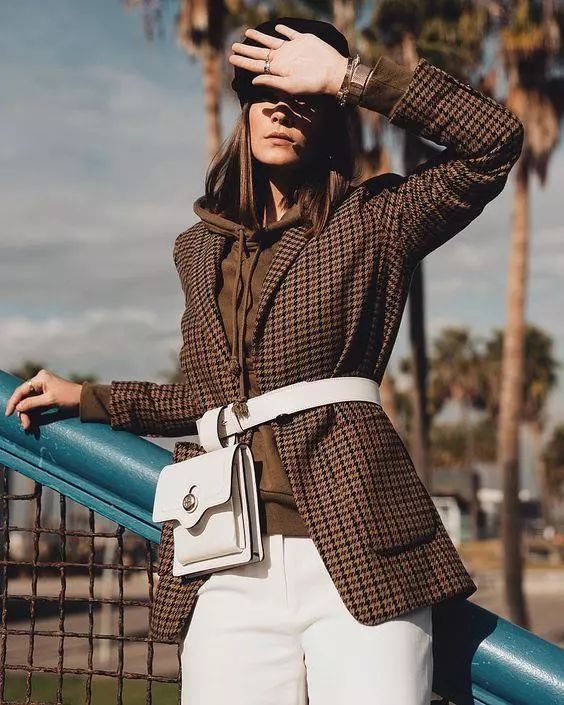 大衣配背包好看吗,大衣配短款包包显个高