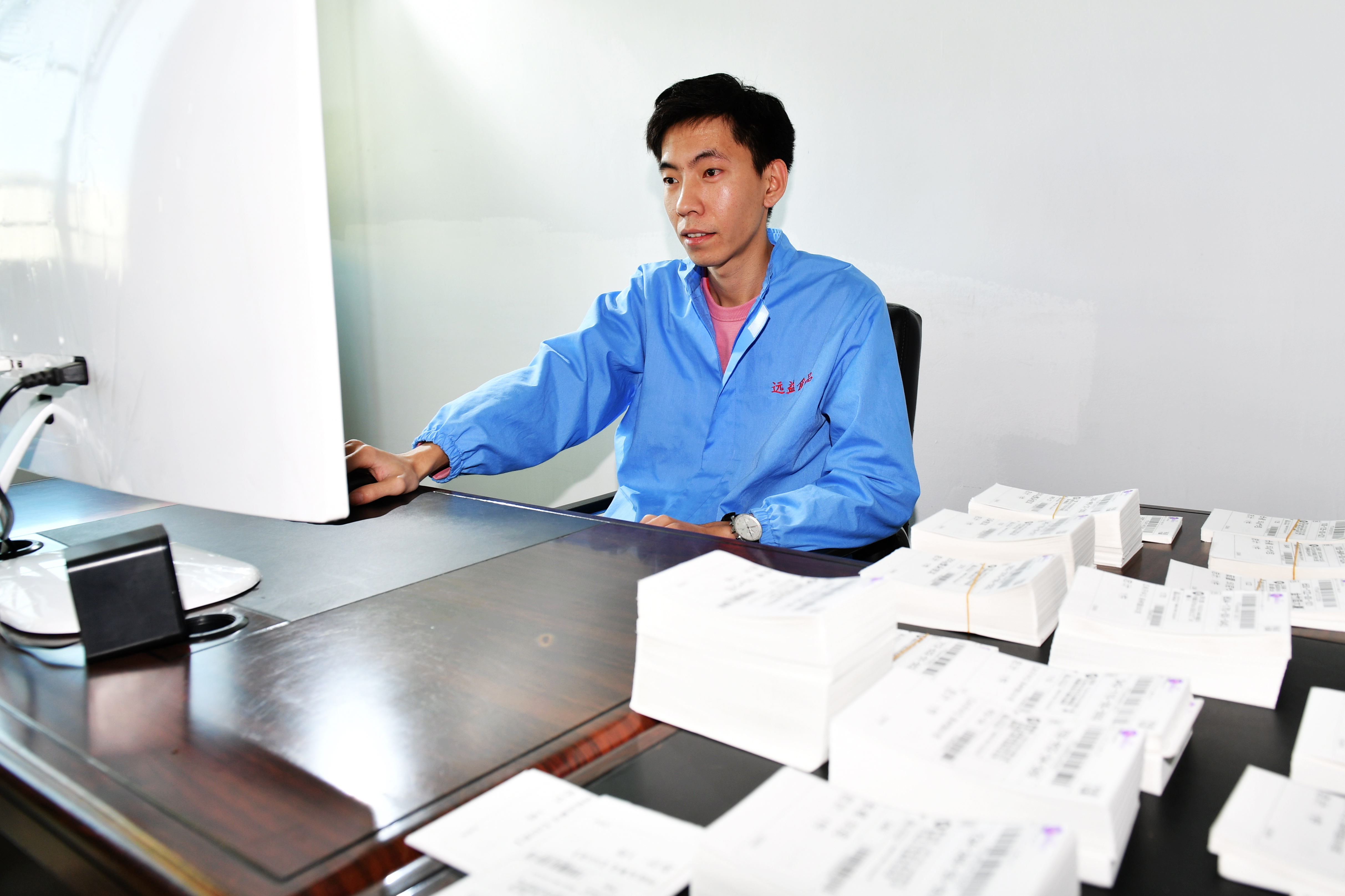 小伙做拼多多2个月现在日发3000单,小伙做拼多多二个月