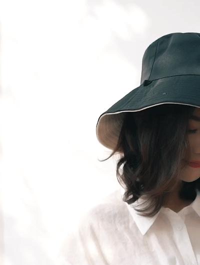 女人过了45，建议出游戴帽子，既减龄还防晒，清新优雅气质撩人