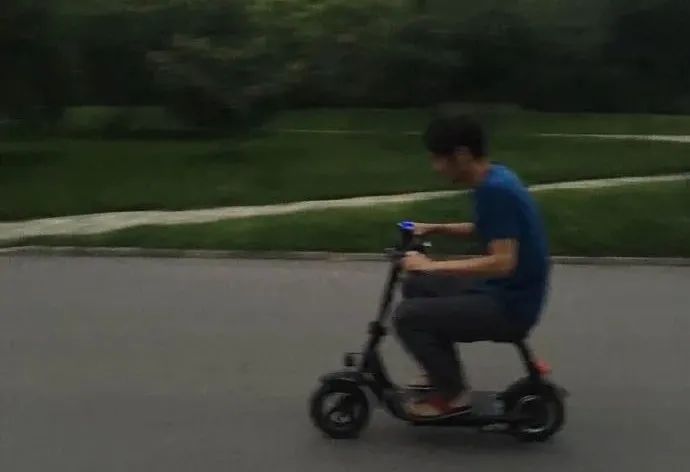 买二手衣服回家补、一张椅子用18年，这8位明星，有钱也没乱花