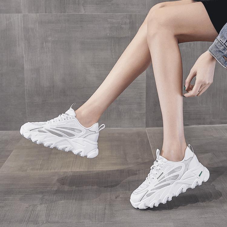 谁说小白鞋土这样穿又酷又美,2021流行的小白鞋显瘦又百搭