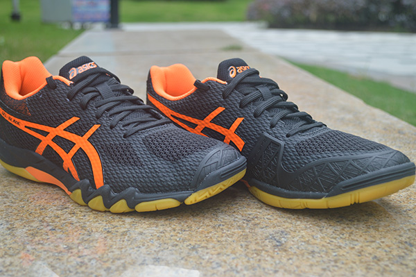 亚瑟士刀锋6代测评,亚瑟士刀锋7羽毛球鞋测评