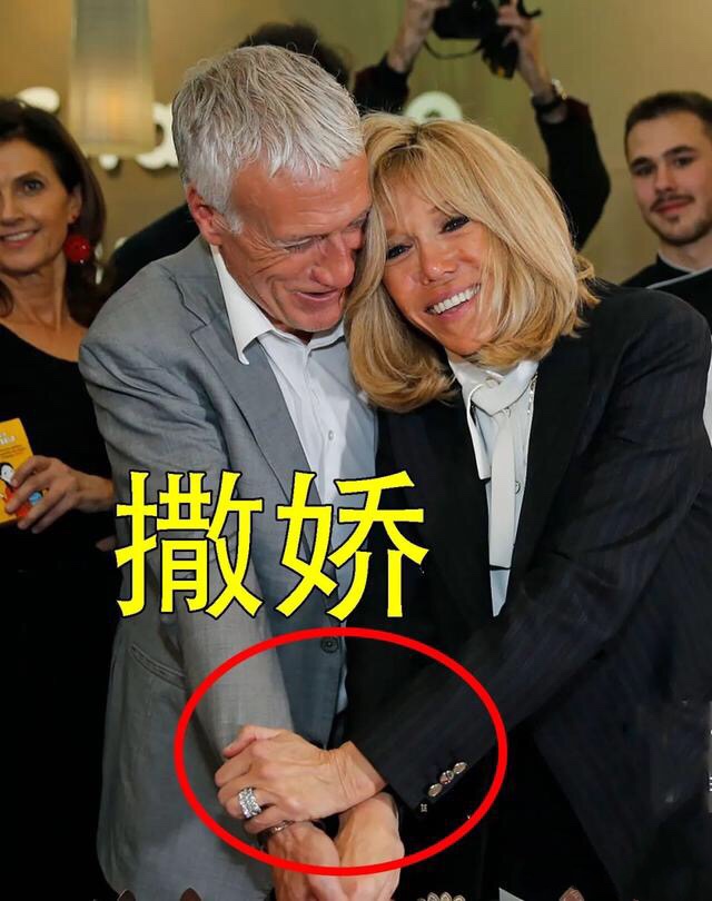 布丽吉特穿着一身黑色,布丽吉特一身浅蓝色的套装出镜