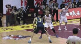 易建联国家队16年,易建联16岁时扣篮