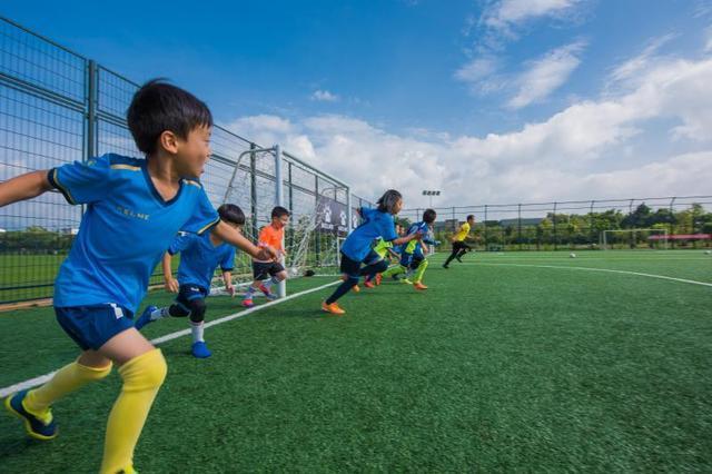 3-7岁小朋友足球训练热身,释放天性训练体适能