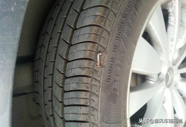 轮胎侧面划痕是怎么产生的,轮胎划痕深度多少需要更换