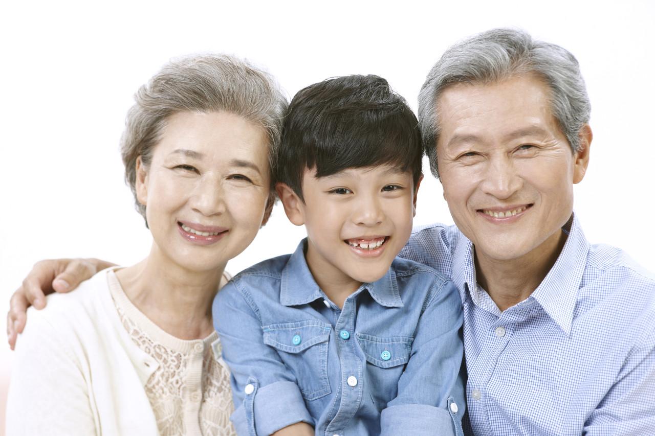 老年人辛苦攒了些养老钱,买什么既安全又保值?三类产品少不了