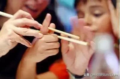 有助于宝宝正确的使用筷子,宝宝不会用筷子的害处