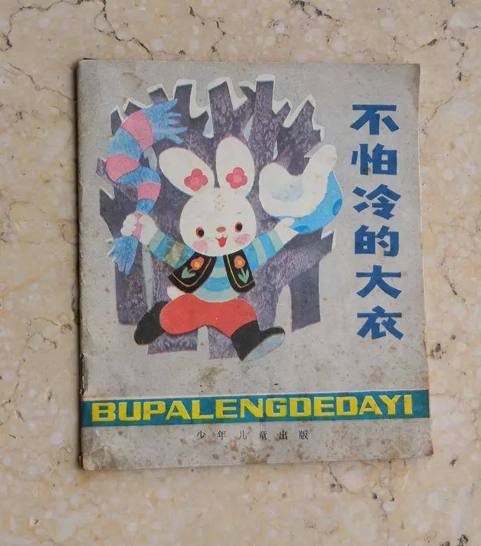 孩子体育场踢足球,小孩儿在篮球场上踢足球