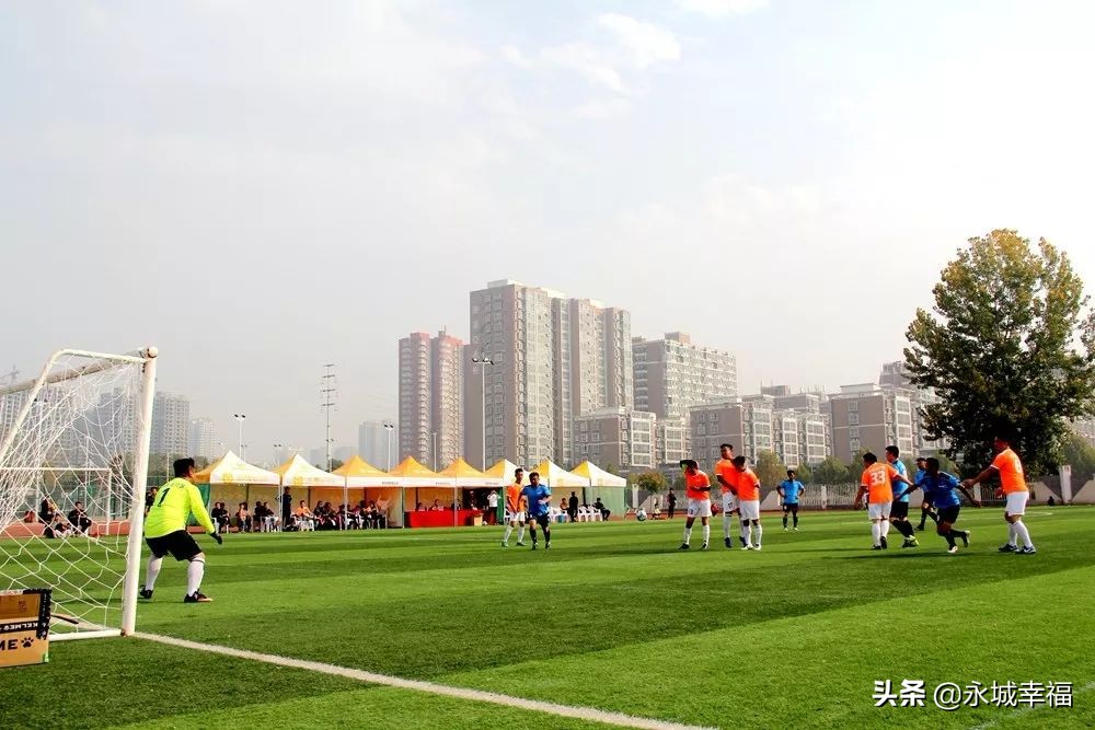 足球公益比赛上周,热爱足球的小伙伴们