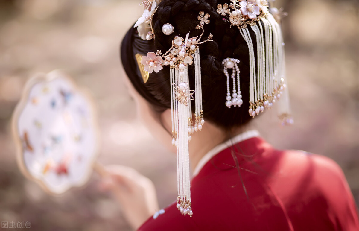 故事：下嫁一穷郎中，成亲前他消失，不久我被送进宫才知他是太子