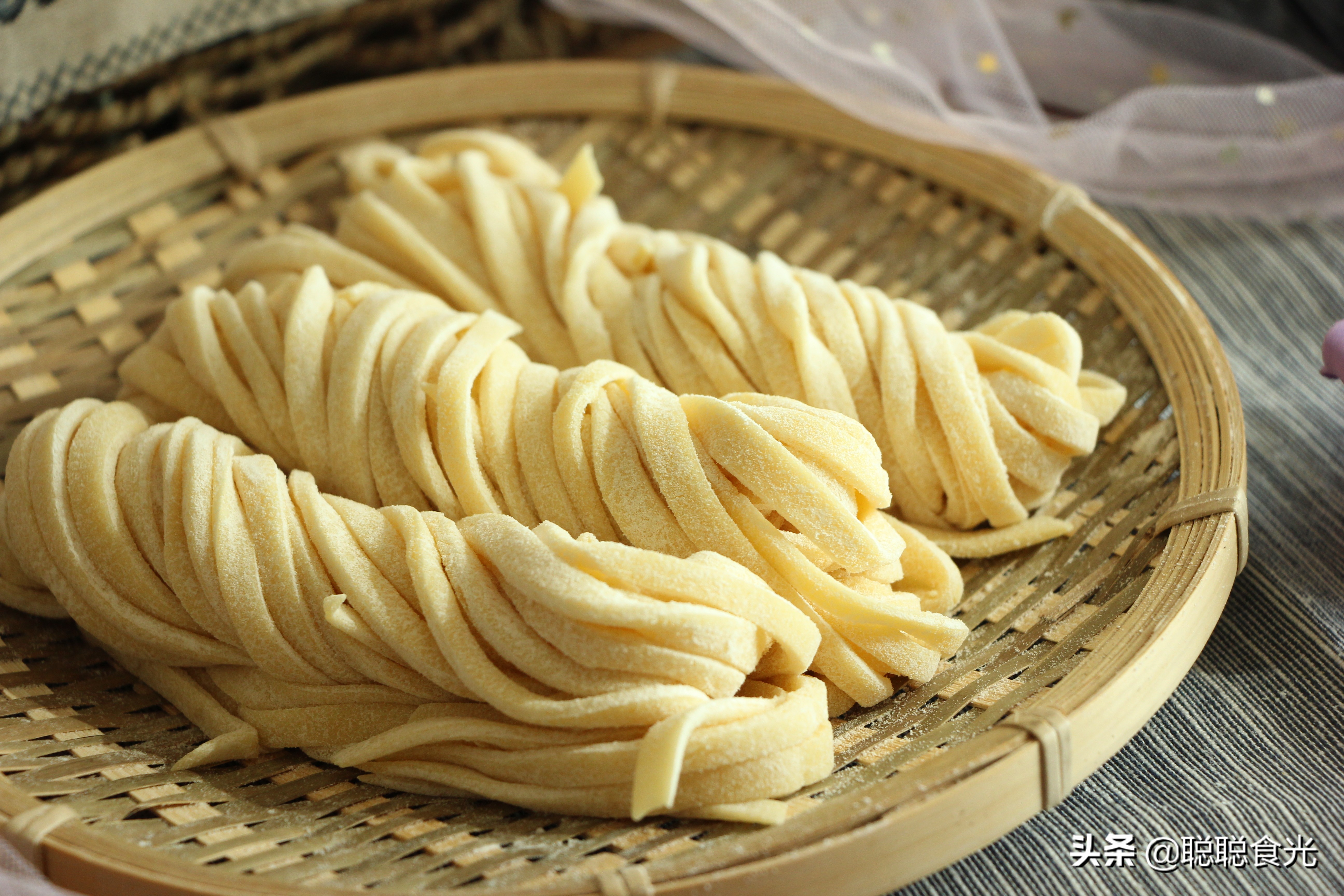 碱面手擀面怎么做劲道不断条,做手擀面放点什么筋道