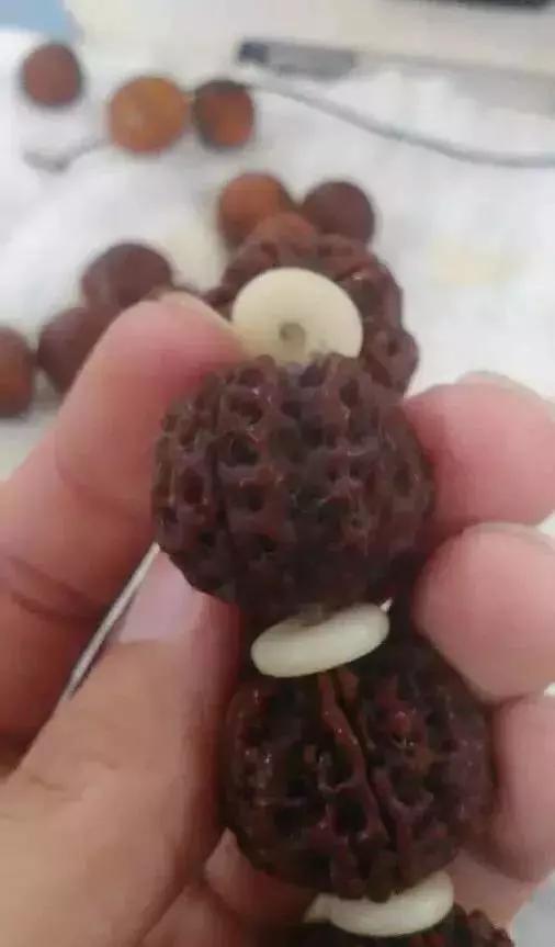 手串发霉了可以用水清洗吗,手串受潮发霉怎么处理