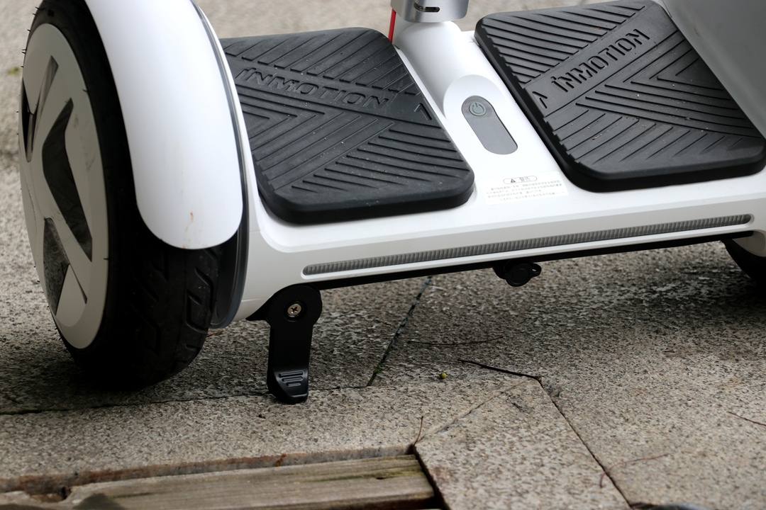 多种路面通过性强，试玩有酷炫灯效的乐行天下E3平衡车