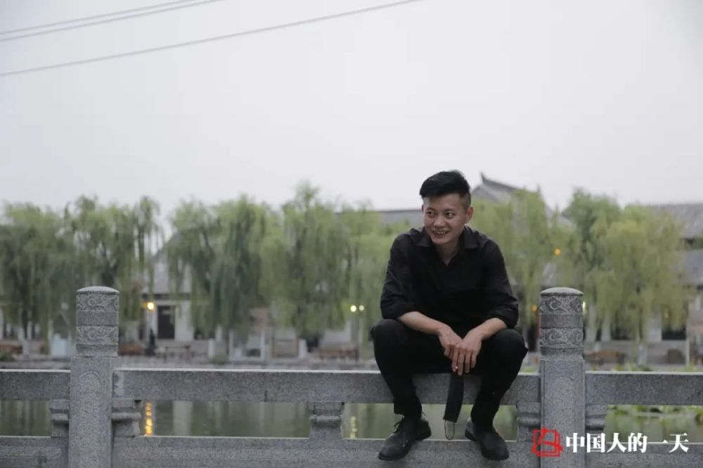 小城镇摆摊做炒饼一晚上挣多少钱,80后小伙在夜市摆摊