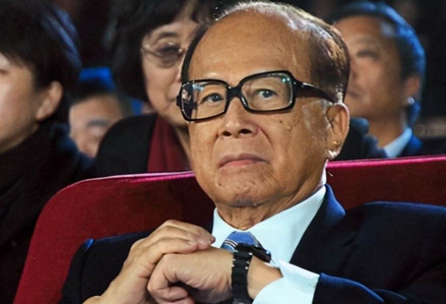 曹德旺被人看不起,曹德旺为啥看不起李嘉诚