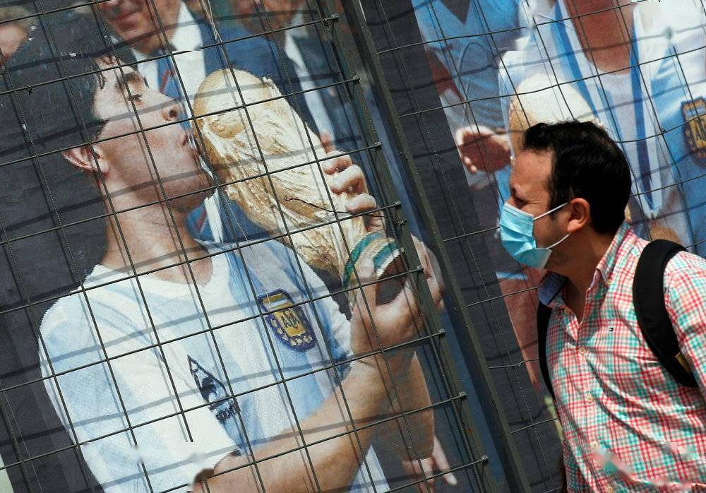 马拉多纳留给世界的，绝不是简单的球王背影