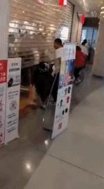 发售1000元，囤货倒卖净赚数万元：这届90后，为什么总被割韭菜？