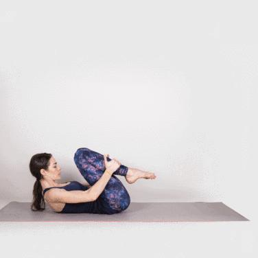 游泳圈瑜伽训练,有助于翘臀瘦腰的瑜伽动作